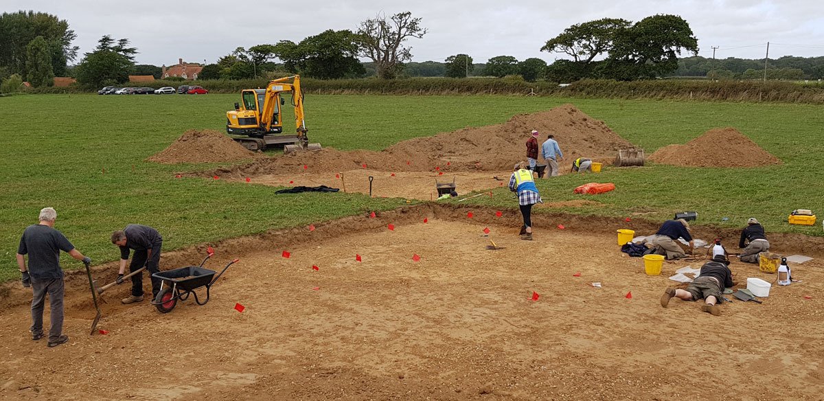 Volunteers and archaeologists excavating the Bronze Age monument. Community dig Beaulieu