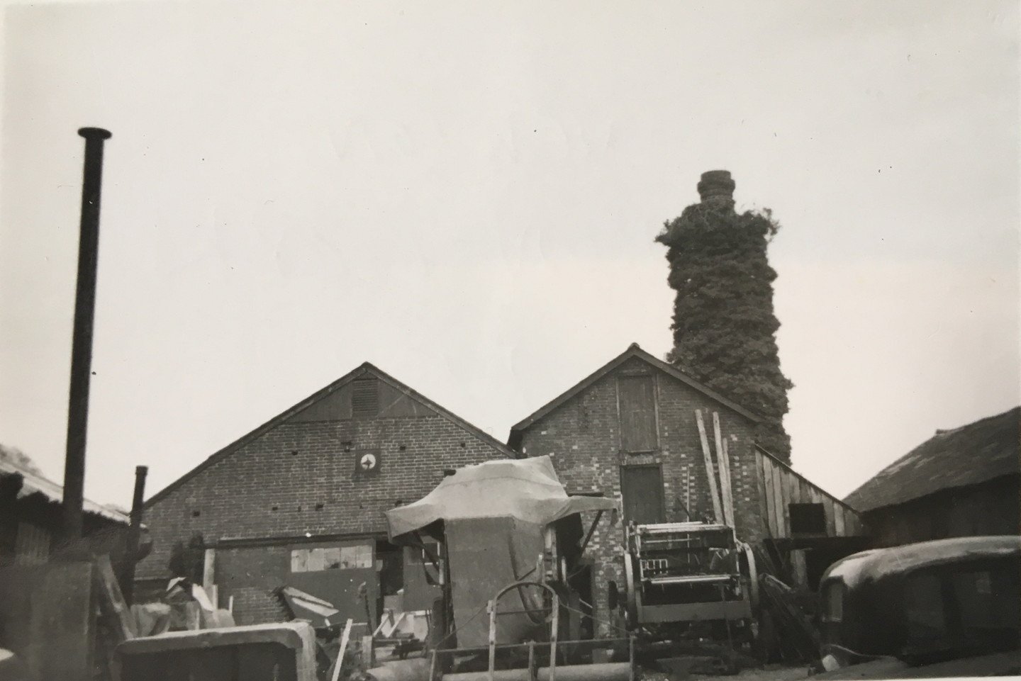 Armfield’s Yard, Stuckton1959. Photo by D A E Cross with permission from Mary Baldwin. Black and white photograph of an historic building