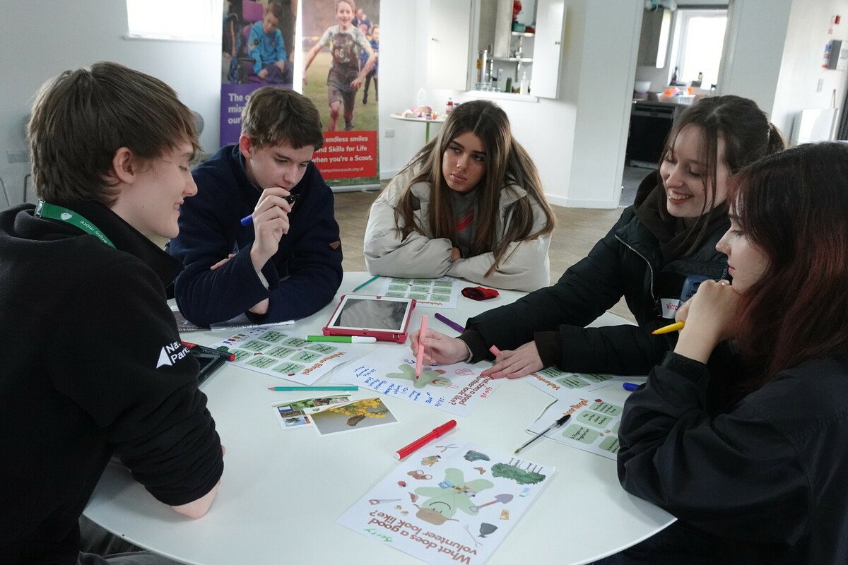 NPA intern Josh leading a discussion with four teenagers during a Youth for Climate and Nature workshop at the New Forest National Park Volunteer Fair
