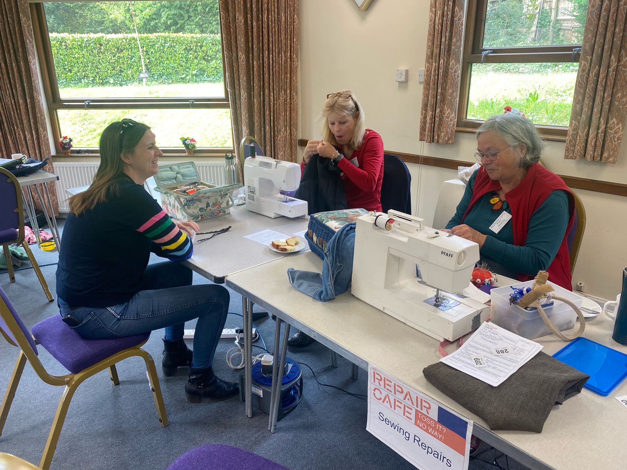 Repair cafe Volunteers with sewing machines at a repair cafe