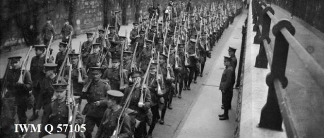 Troops_of_the_2nd_Battalion_Scots_Guards_leaving_the_Tower_of_London_to_go_into_camp_at_Lyndhurst_in_the_New_Forest_where_the_7th_Division_was_forming_15_September_1914-640×274